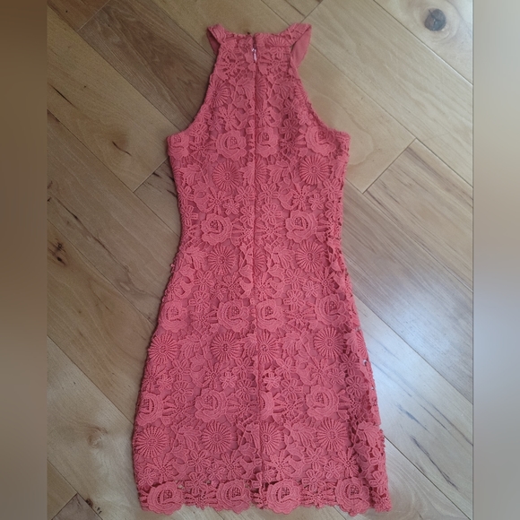 LULU'S Dress size xs, coral color with lace, excellent condition! - Picture 2 of 3